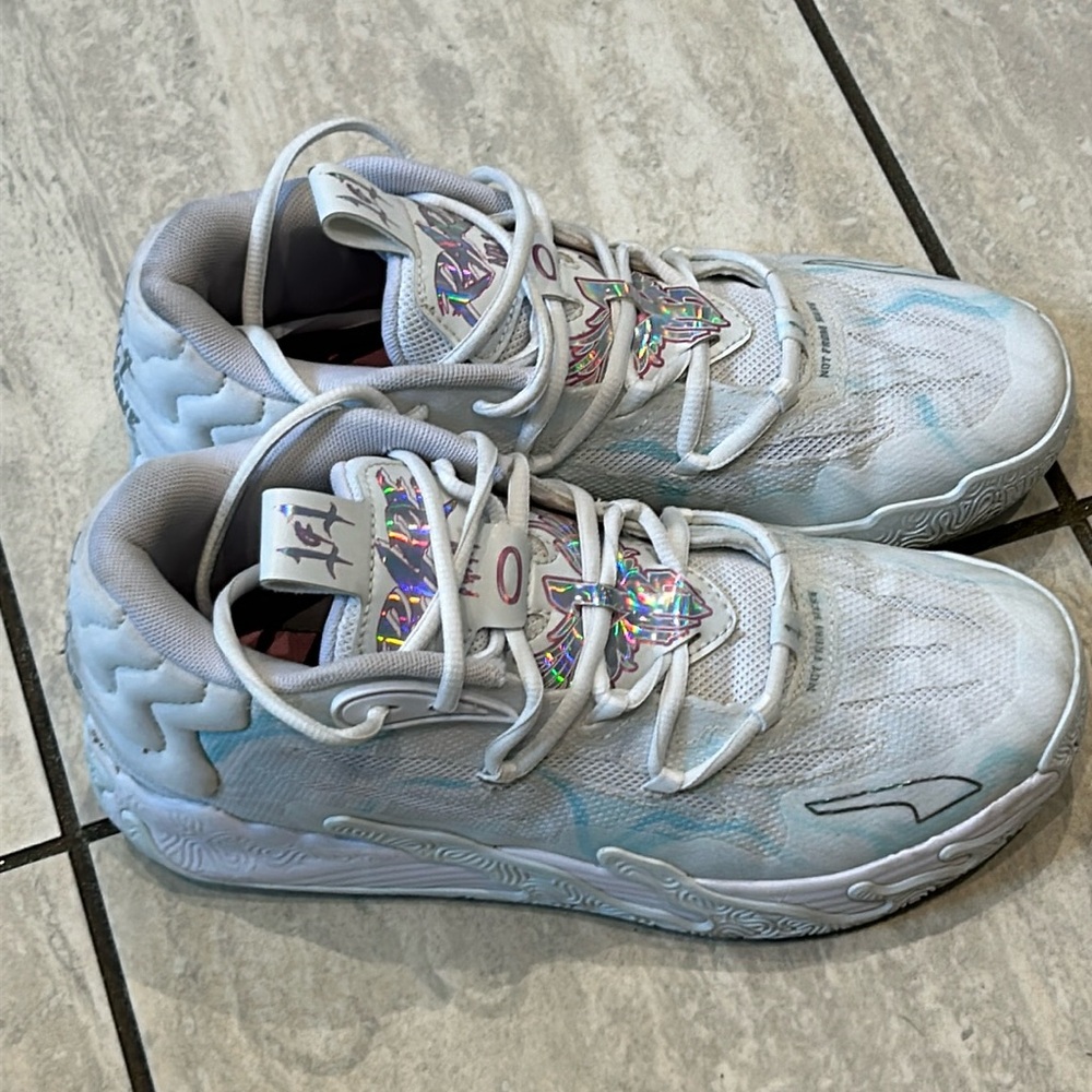 LeMelo Puma basketball shoes size 7, youth